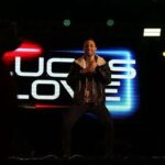 Lucas Love embala o Julho Indoor com arrocha romântico em Salvador.